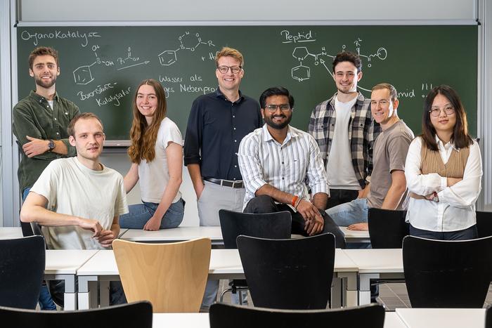 Dr Tobias Schnitzer and his team use Artificial Intelligence to develop innovative amidations that do not require toxic reagents, use sustainable solvents and require little energy.