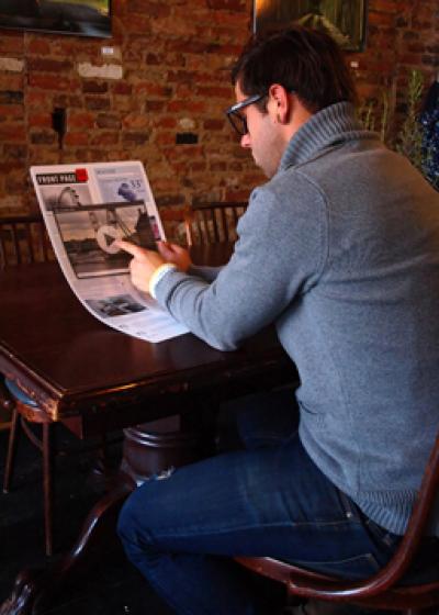 Photoillustration of Foldable/Rollable e-Device