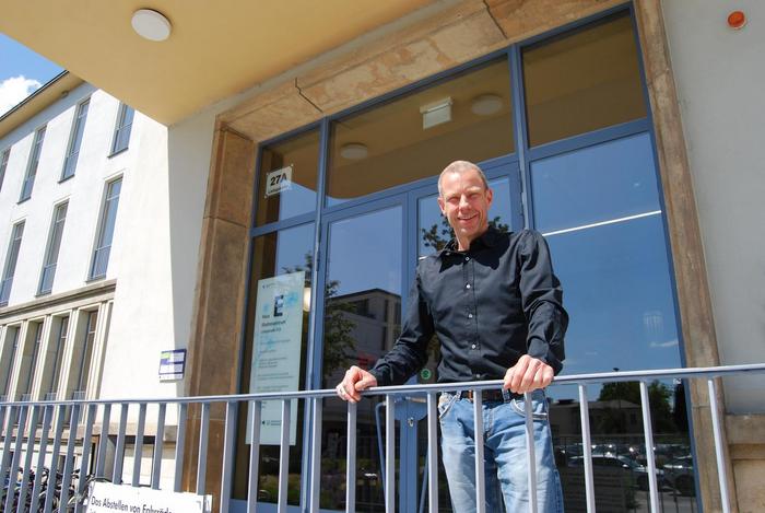 Professor Hartmut Schmidt in front of the Carl Ludwig Institute of Physiology
