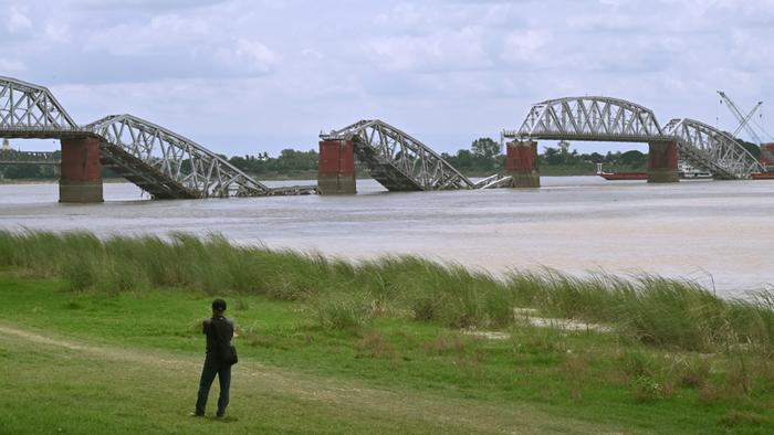 Ava Bridge near Sagaing, Myanmar collapsing during earthquake