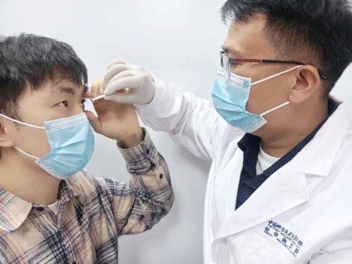 Participant getting contacts placed