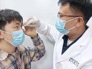 Participant getting contacts placed