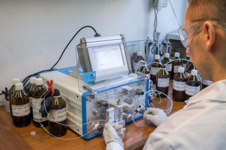 In Microfluidic Devices, the Size of the Catalyst Nanoparticles Can Be Modified Interactively