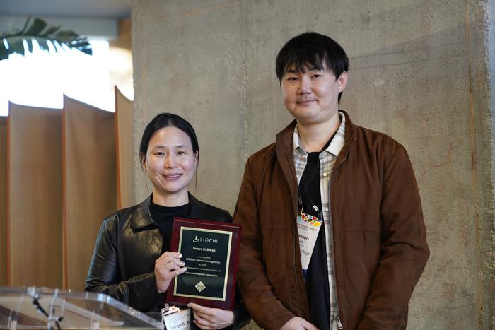 [Figure 2] Photo from the award ceremony