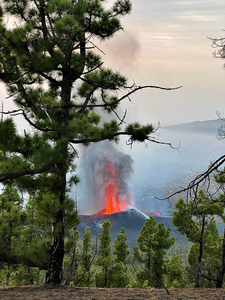 Eruption of Cumbre Vieja high above populated area