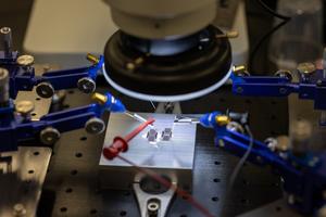 acoustic atom under microscope