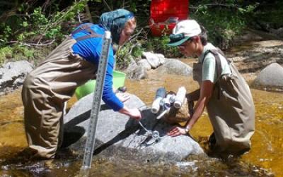 LoVoTECS Coordinator and Volunteer Scientists Mount/Calibrate Aquatic Sensors in New Hampshire