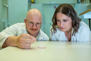 Elastic hydrogel threads