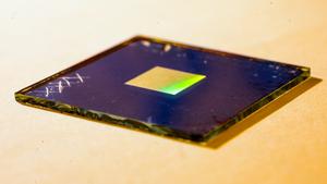 Switchable conducting polymer nanoantenna array