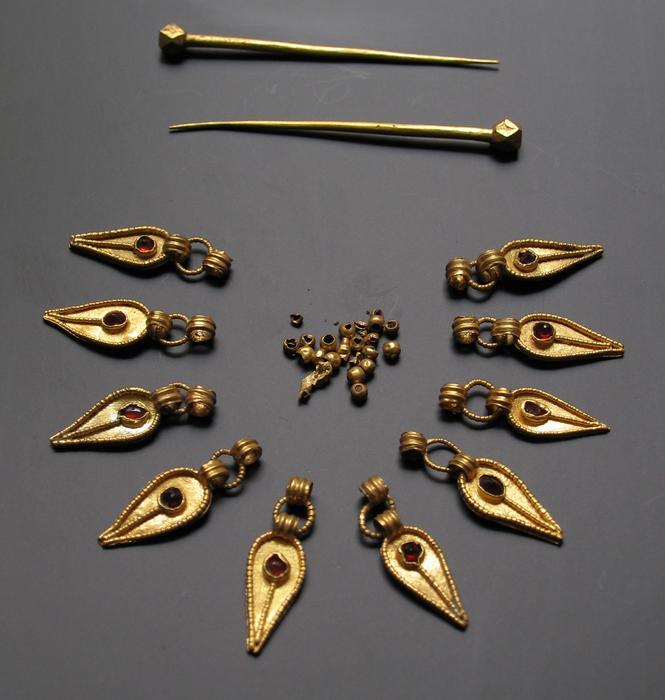 Gold pins and other grave goods