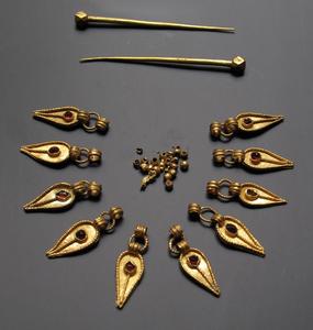 Gold pins and other grave goods