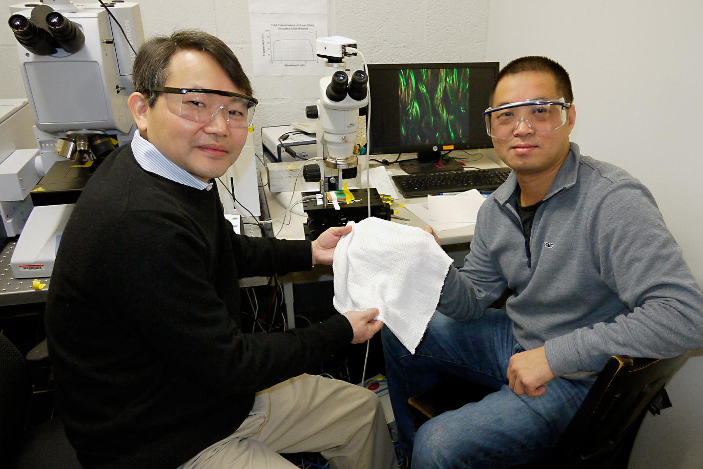 An Adaptive Textile Keeps Cool by Self-Regulating its Thermal Properties (2 of 3)