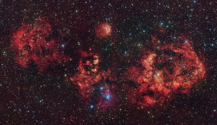 The RCW 94/95 nebulae in visible and infrared light