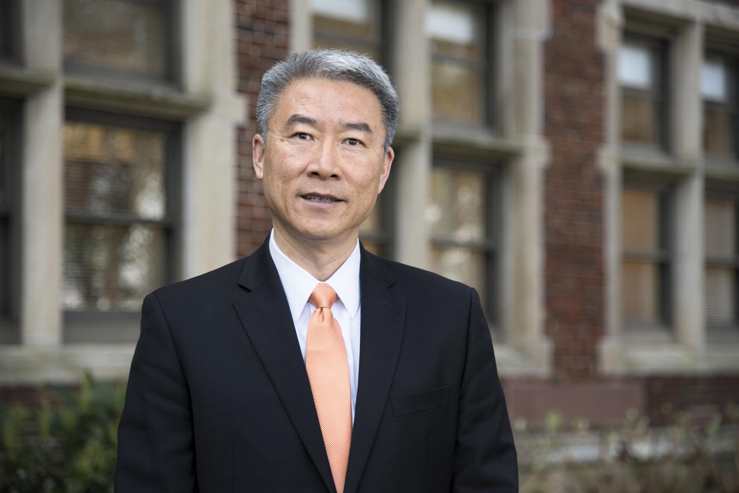 Hongwei Xin, dean of UT AgResearch