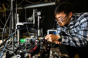 Thin film lithium niobate laser device