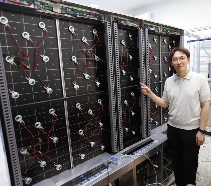 Dr. Dongjoon Kim explains the rear of the audiovisual convergence display equipped with 80 voice coil motor (VCM) actuators.