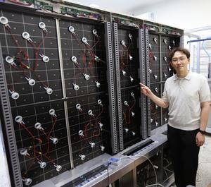 Dr. Dongjoon Kim explains the rear of the audiovisual convergence display equipped with 80 voice coil motor (VCM) actuators.
