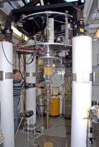 Samuli Autti with the Cryostat
