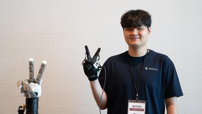 robot peace sign
