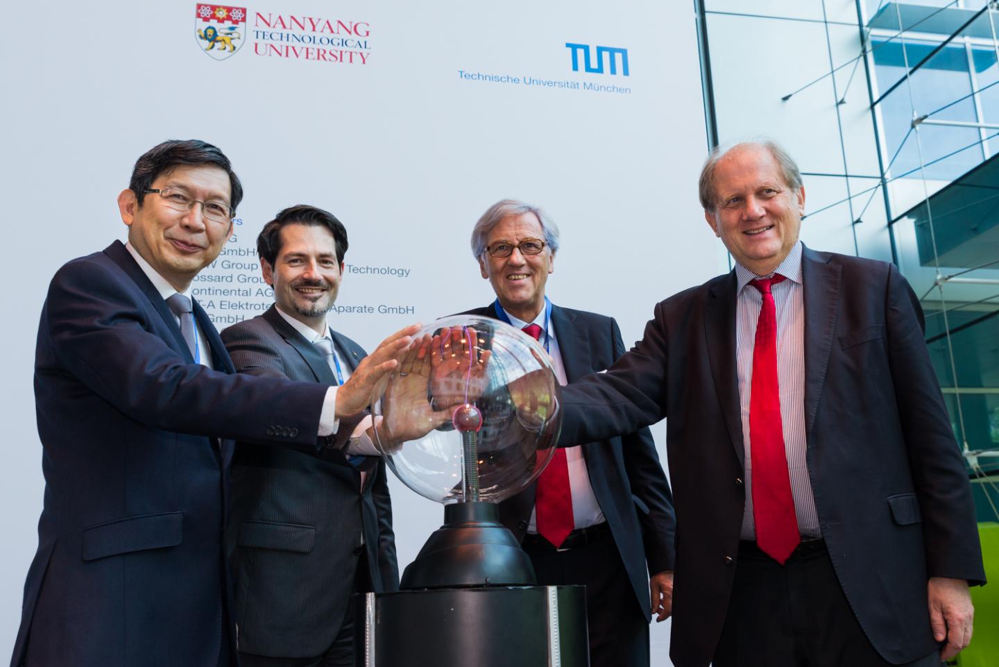 Dr. Lim Khian Wee, Thomas Hoffman, HE Dr. Michael Witter and Bertil Andersson
