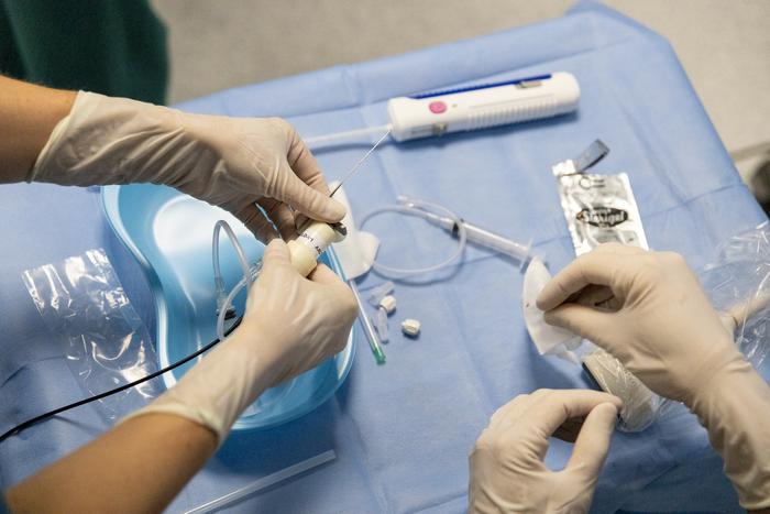 Ultrasonic needle