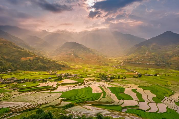 Sunset_at_the_rice_terrace_in_Yen_Bai,_preparing_for_the_new_crop