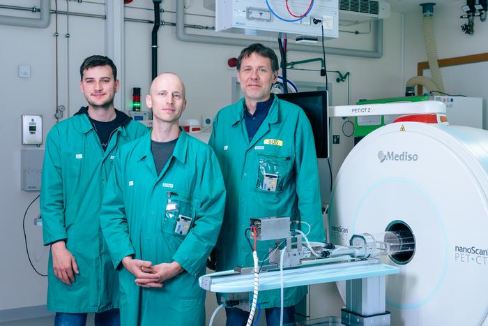 Team from the HZDR Institute of Radiopharmaceutical Cancer Research with a small-animal PET/CT system