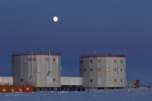 The Concordia Station is one of the most remote places in the world. During the ten-month overwintering mission, researchers studied the effects of these extreme conditions on teamwork. (Image: Jessica Studer)