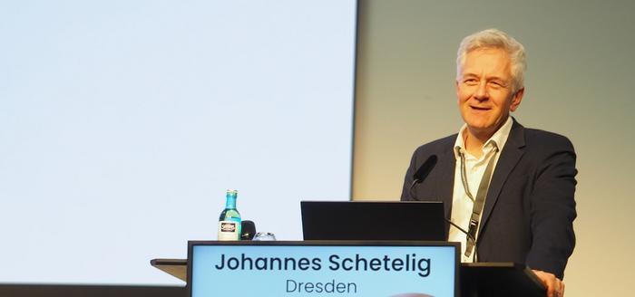Prof. Dr. Johannes Schetelig during his presentation at the DGHO