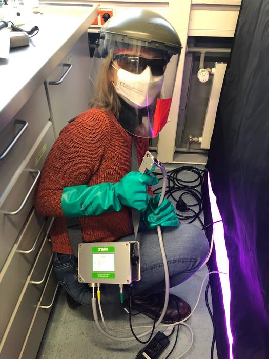 PhD researcher and first author, Cäcilia Kunz during an experiment carried out in preparation for this paper showing the setup during Covid-19 times.