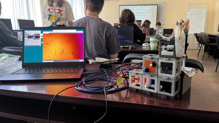 Course on microscopy being taught at the school