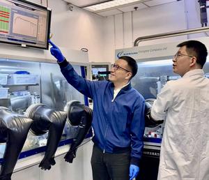 Prof. Zhou Yuanyuan (left) is guiding Dr. Guo Pengfei (right) in analyzing the stability test results of perovskite solar cells based on laminated-structured interfaces.