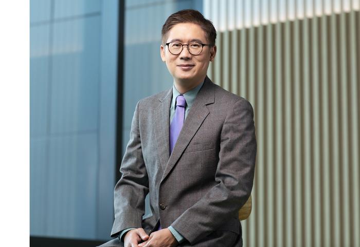 SMU Associate Professor David Gomulya