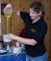 British Scientist Demonstrates Water That Changes Color