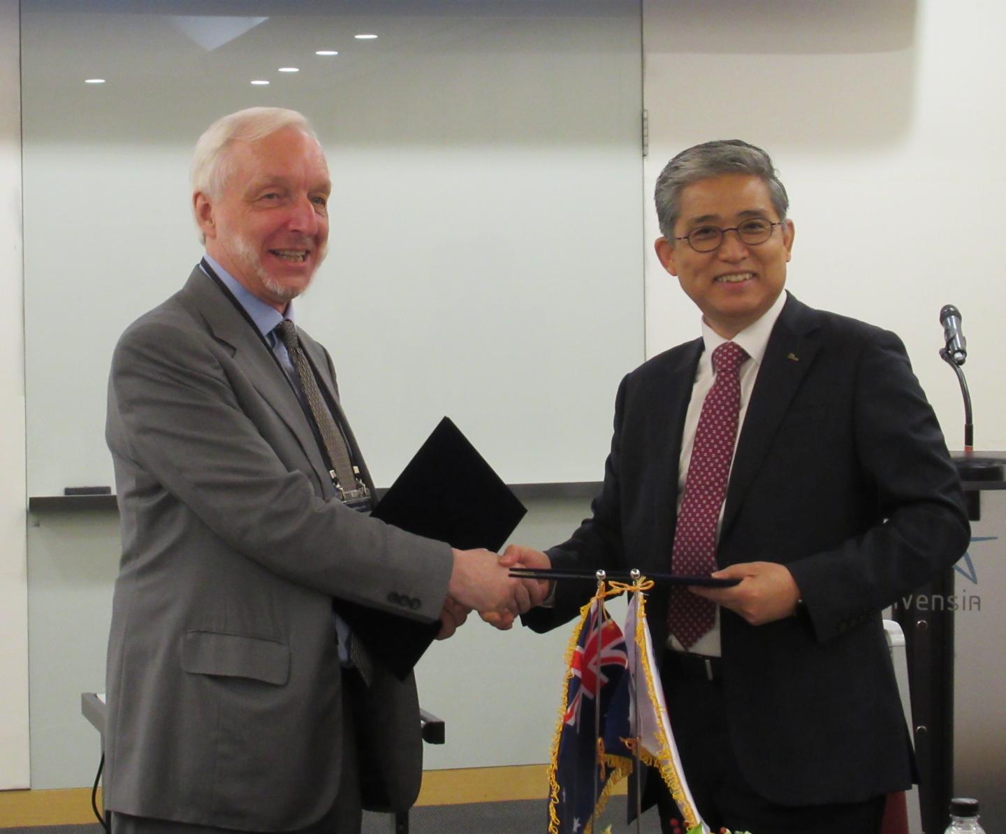 The University of Sydney's Professor Willy Zwaenepoel and Dr Jin-Ho KIM, Senior Vice President, Steel Business Division, POSCO