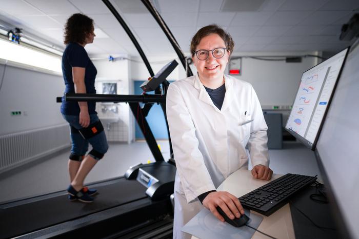 Monitoring bone healing without X-ray radiation