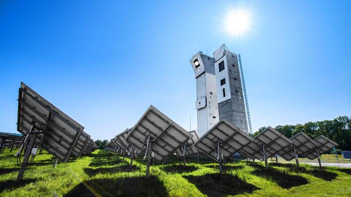 Solar towers in test operation. In Jülich, the DLR operates a large-scale research facility for solar irradiation testing that is unique in Europe. (DLR)