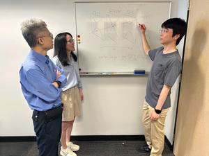 陳子亭教授（左）與團隊成員張若洋博士（右）、崔曉晗博士（中）在討論旋磁雙零超材料產生時空光渦旋的機制。