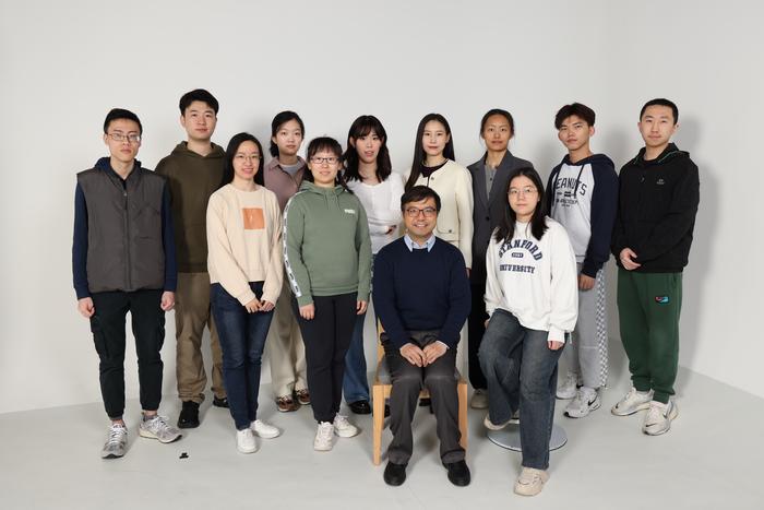 郭玉松教授（前排右二）與他的研究團隊。