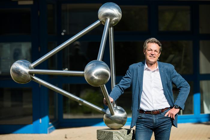 Material scientists train AI with microscopy analysis data