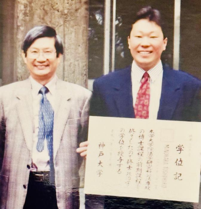Minohara (right) decided to study abroad in Japan from 1994 to improve his language skills and learn more about Japanese history and foreign policy while pursuing his master’s degree under Iokibe (left).