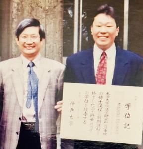 Minohara (right) decided to study abroad in Japan from 1994 to improve his language skills and learn more about Japanese history and foreign policy while pursuing his master’s degree under Iokibe (left).