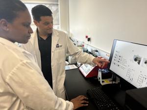 Aïcha Sow, doctorante en virologie et immunologie et le professeur Laurent Chatel-Chaix de l'Institut national de la recherche scientifique (INRS)