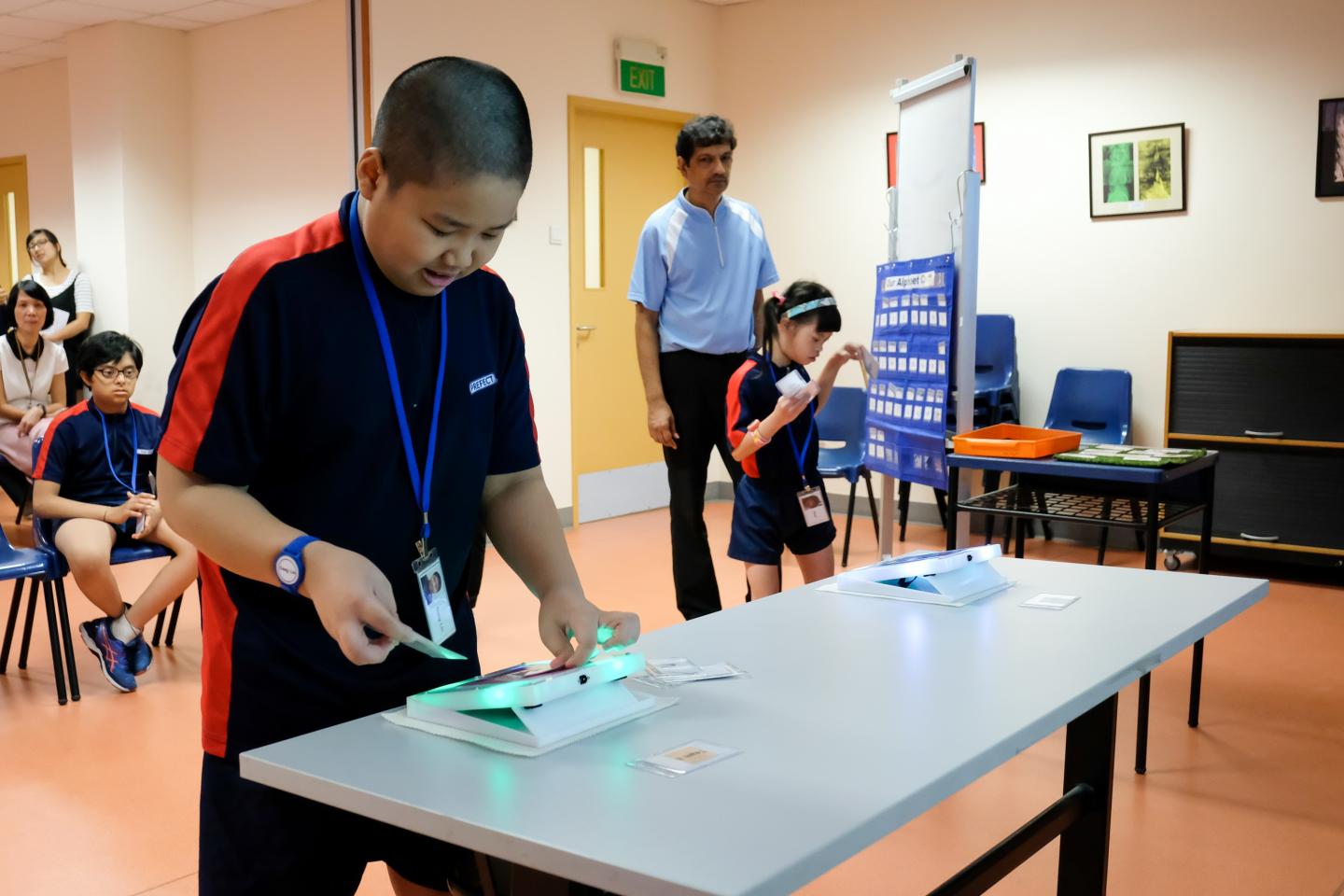Students from Fernvale Gardens School using the i-Tile for lessons