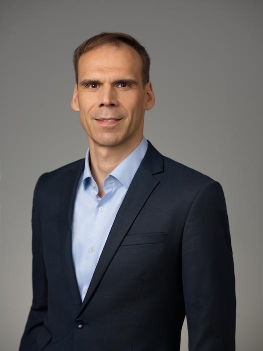 Professor Benjamin Becker