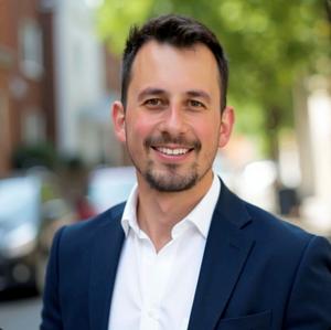 Headshot of Erkmen Aslim