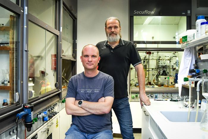 Jiří Kaleta (back) and Lukáš Severa (front) from IOCB Prague demonstrated how light can slow the rotation of one part of a molecule relative to another. Their work contributes to the development of more complex molecular machines.
