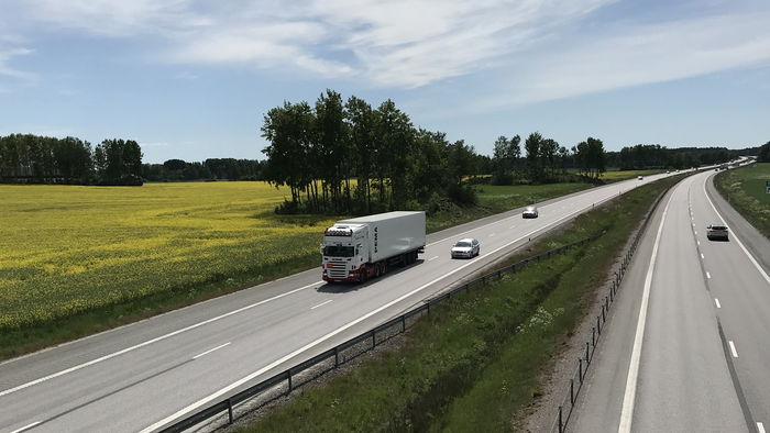 Electric roads pave the way for smaller car batteries