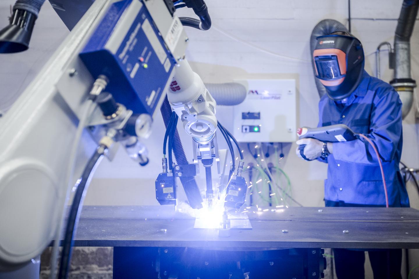 Self-Adjusting Welding System