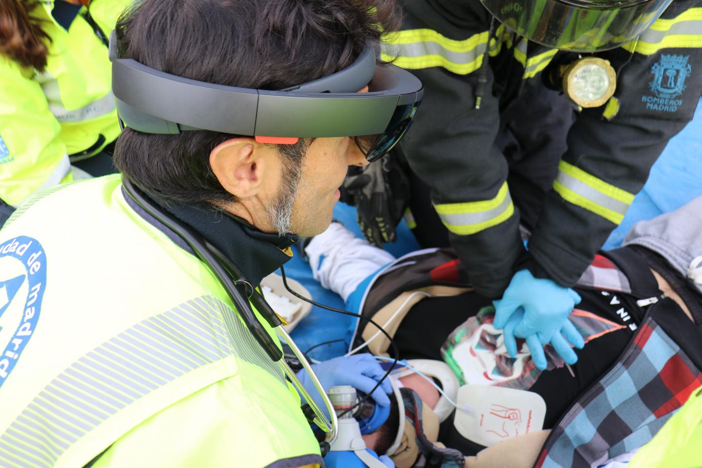 Augmented reality devices improve the assistance provided by the medical professionals